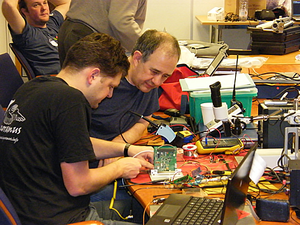 Wouter and David integrate the RF and PA boards. Wouter and David integrate the RF and PA boards.